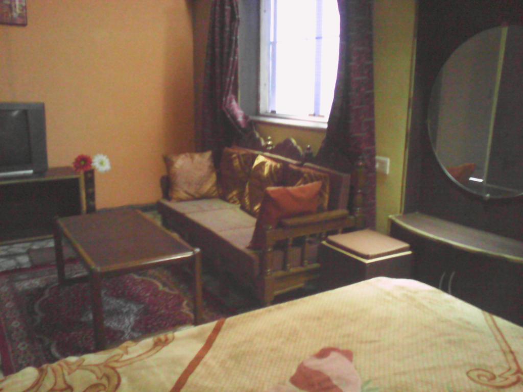 Leela Guest House Varanasi Room photo