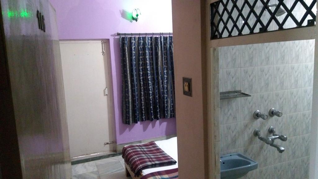 Leela Guest House Varanasi Exterior photo